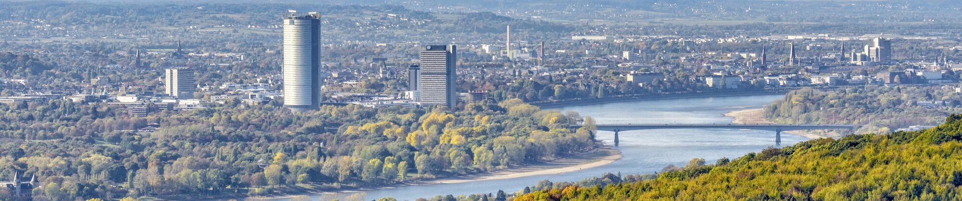 Blick vom Siebengebirge aus auf die Stadt Bonn mit Rhein und Post Tower