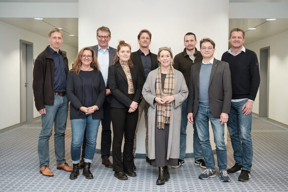 Mitglieder der Jury (v.l.n.r.): Stefan Rostock (Germanwatch), Prof. Dr. Annette Scheersoi (Universität Bonn, Prorektorat Nachhaltigkeit), Prof. Dr. Stephan Wimmers (IHK Bonn/Rhein-Sieg), Maria Vreden Bascon (Fridays for future), David Baier (Amt für Umwelt und Stadtgrün), Monika Hallstein (Programmbüro Klimaneutrales Bonn 2035), Fabian Neukirchen (Quartiersmanagement Tannenbusch),  Christoph Caspary (SWB Energie und Wasser),  Bernd Seibert (Stadtsportbund)