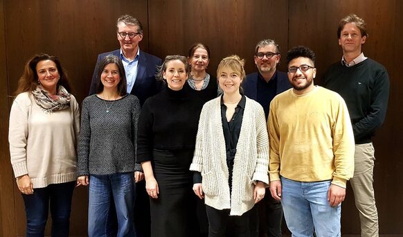 Mitglieder der Jury 2022 (von links): Prof. Dr. Annette Scheersoi (Universität Bonn, Prorektorat Nachhaltigkeit), Daniela Baum (Germanwatch), Prof. Dr. Stephan Wimmers (IHK Bonn/Rhein-Sieg), Monika Hallstein (Stadt Bonn, Programmbüro Klimaneutrales Bonn 2035), Shirley Baldry (Quartiersmanagement Lannesdorf/Obermehlem), Caroline Tiefenbach (Students for future), Florian Ludwig (General-Anzeiger Bonn), Khaled Al Ali (Fachstelle für interkulturelle Bildung und Beratung – FiBB e.V.), David Baier (Stadt Bonn, Amt für Umwelt und Stadtgrün)