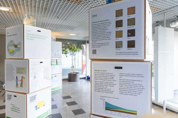 Die Ausstellungswürfel der Klimaplan-Ausstellung im Foyer des Stadthauses.