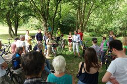 Station der Klimaschutz-Radtour auf einer Waldwiese