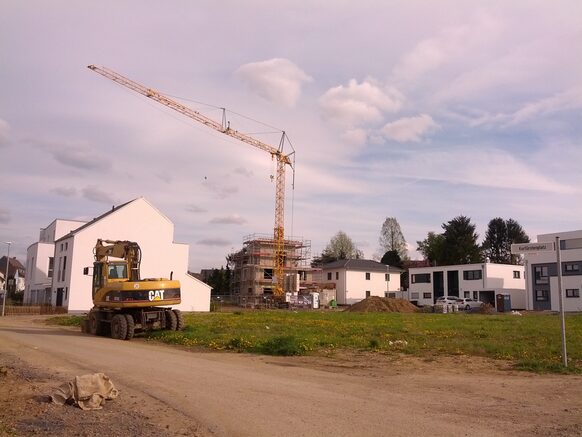 Bagger und Kran im Baugebiet Am Hölder.