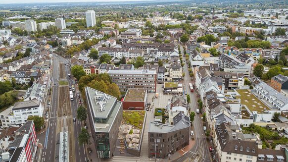 Eine Drohnenaufnahme von Beuel mit dem Rathausplatz und der B56.