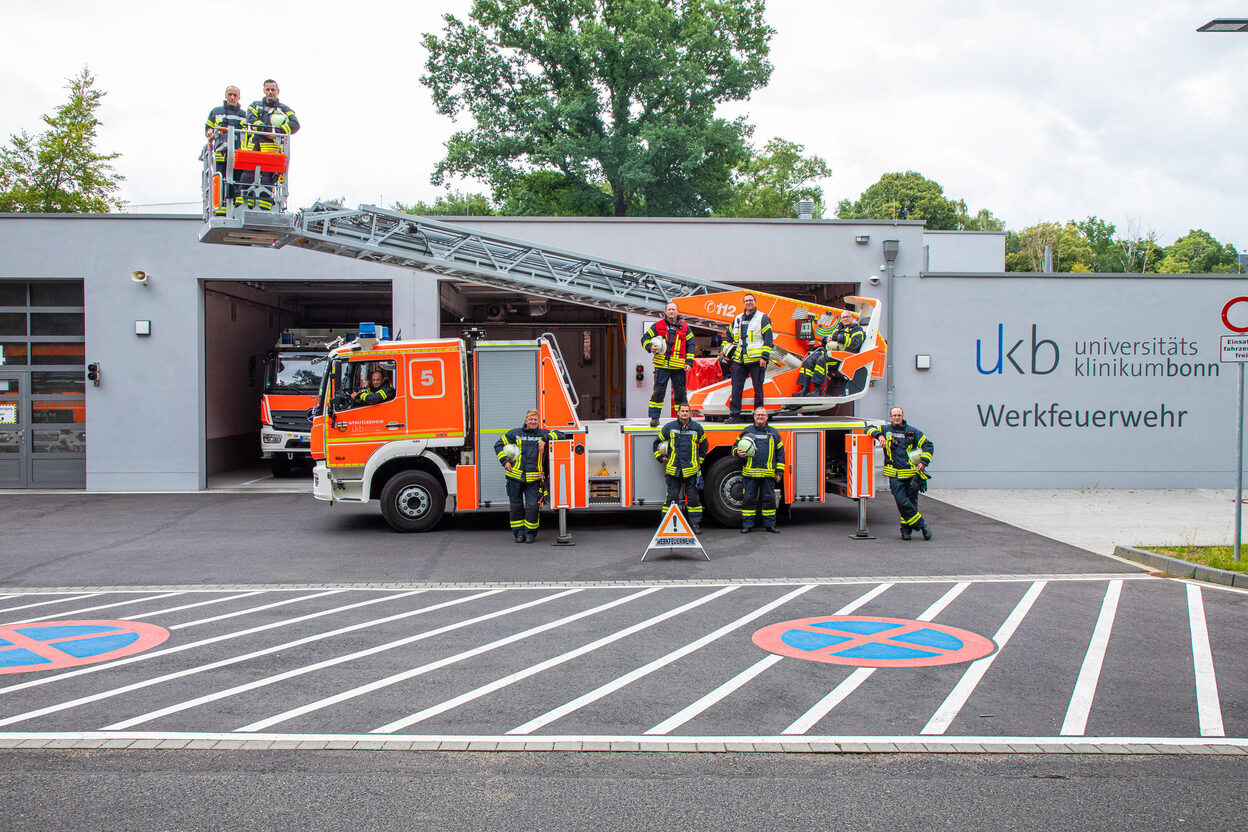 Feuerwehrleute stehen auf einem Einsatzfahrzeug