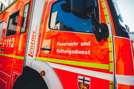 Feuerwehrauto mit dem Schriftzug "Feuerwehr und Rettungsdienst".