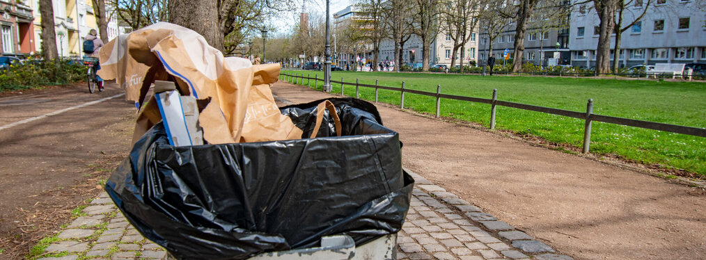 Ein überfüllter Mülleimer an der Poppelsdorfer Allee