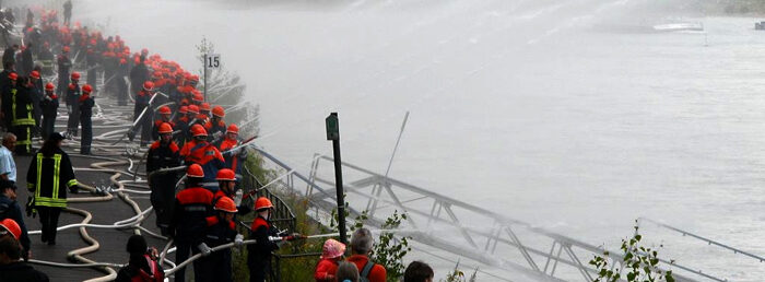 Jugendfeuerwehr erzeugt Wasserwand