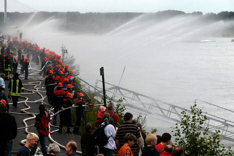 Jugendfeuerwehr erzeugt Wasserwand