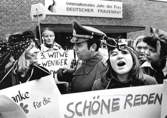 Protest des Frauenforums vor der Beethovenhalle in Bonn, 9. Januar 1975 (links: Marielouise Jurreit)