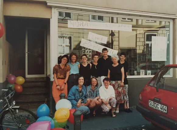 Eröffnung des Ladenlokals in der Breite Straße Gruppenfoto der Frauen mit Luftballons