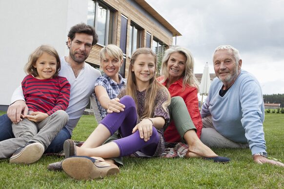 Familie lebt in einem Mehrgenerationen Haus.