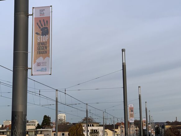 Banner "Stop Gewalt gegen Frauen" auf der Kennedybrücke