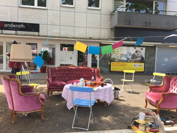 Sessel und Sofa mit Gedeck auf der Straße am Tag der Nachbarn