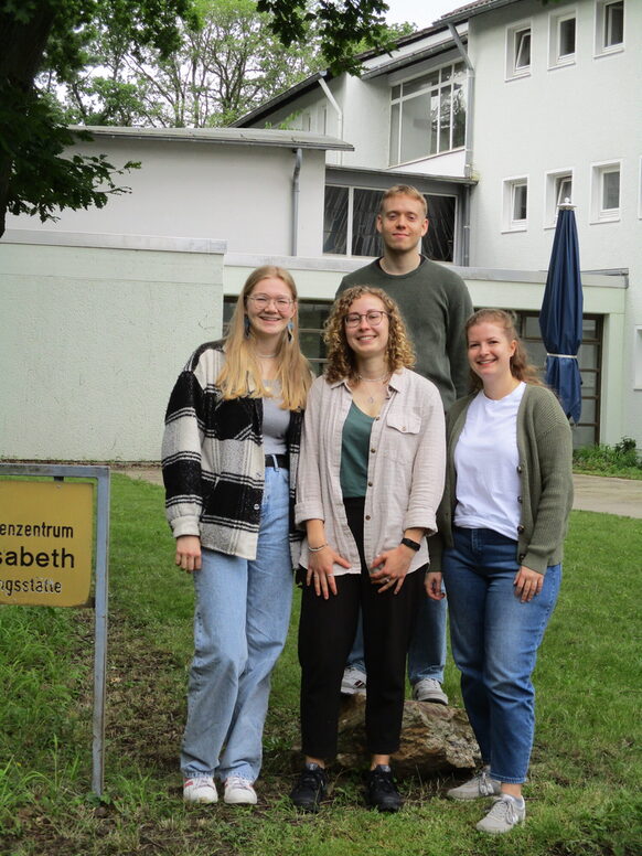 Vier Studierende vor dem Haus Elisabeth