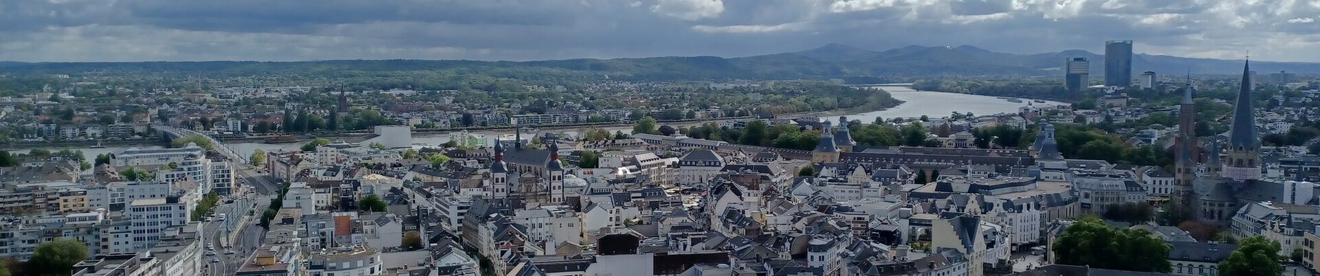 Luftansicht der Stadt Bonn mit Siebengebirge und Rhein