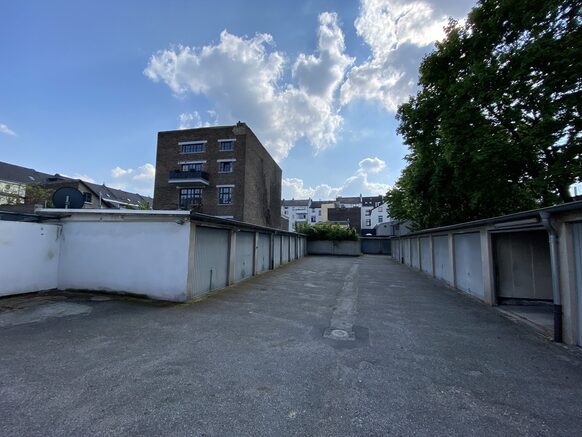 Asphaltierter Garagenvorplatz eines Mehrfamilienhauses