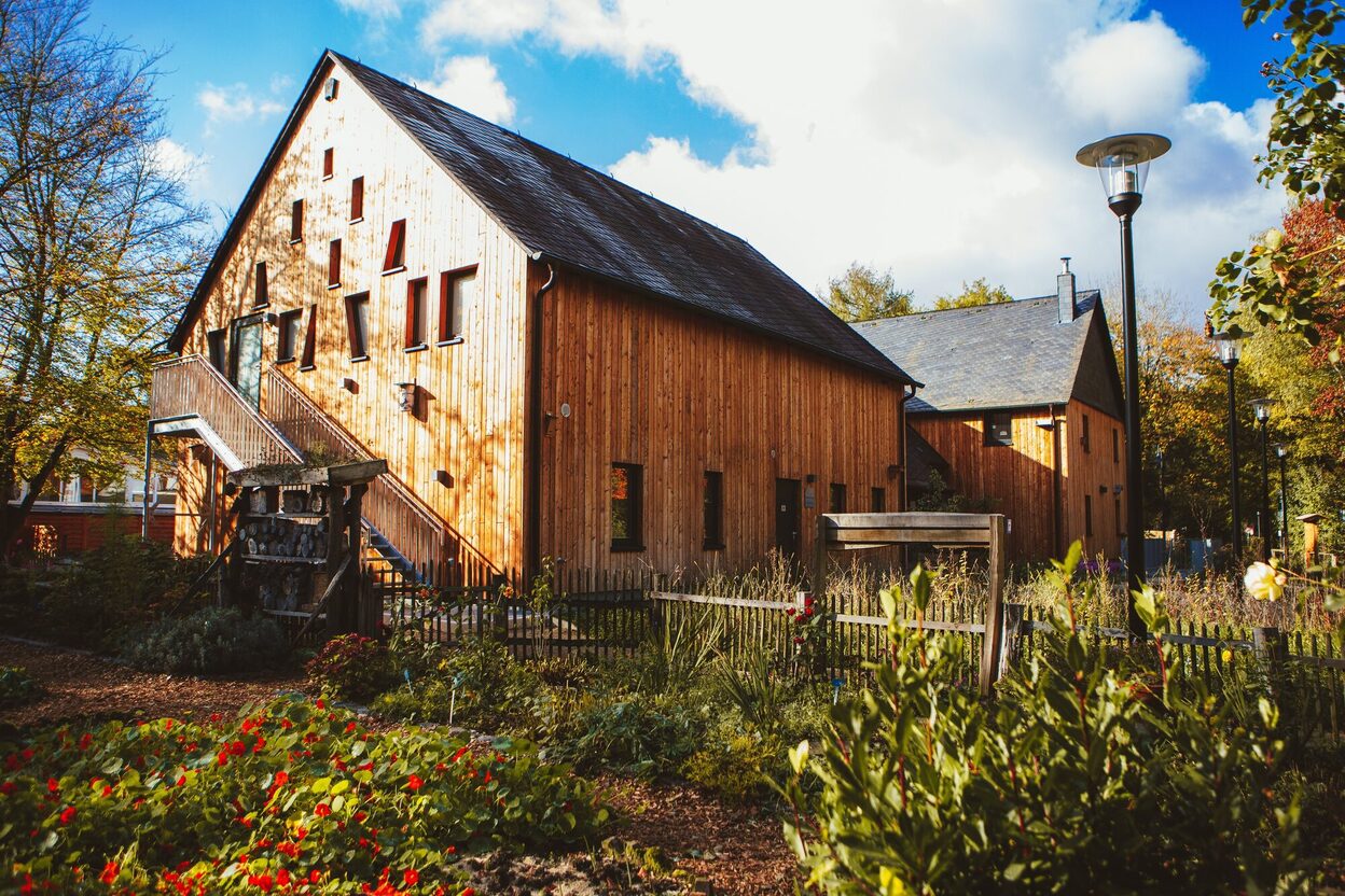 Haus der Natur in der Waldau mit Bauerngarten.