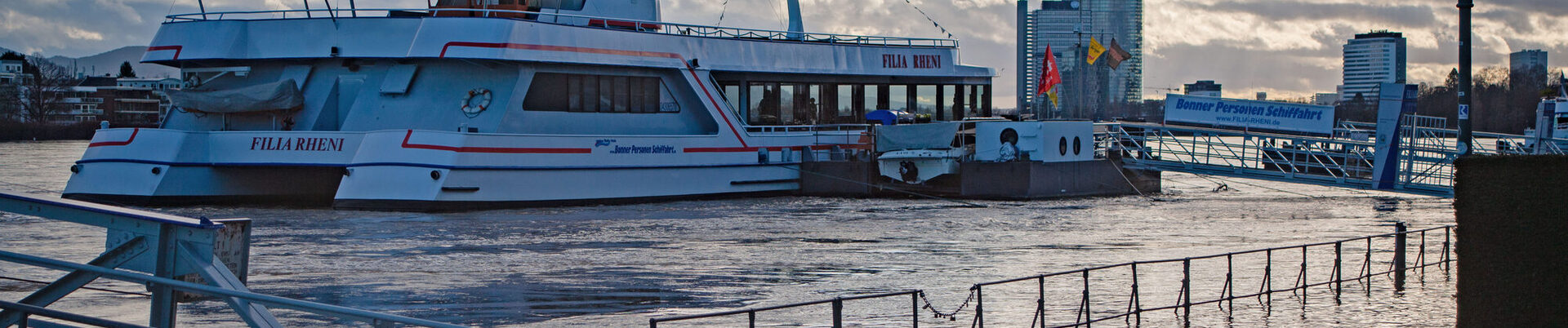 Überflutetes Ufer und Bootsteege