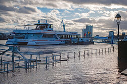 Überflutetes Ufer und Bootsteege