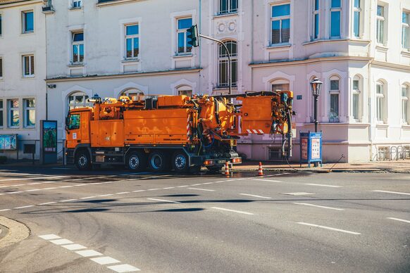 Orangenes Kanalreinigungs-Fahrzeug