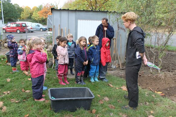 Kinder einer Kindertagesstätte im Garten.