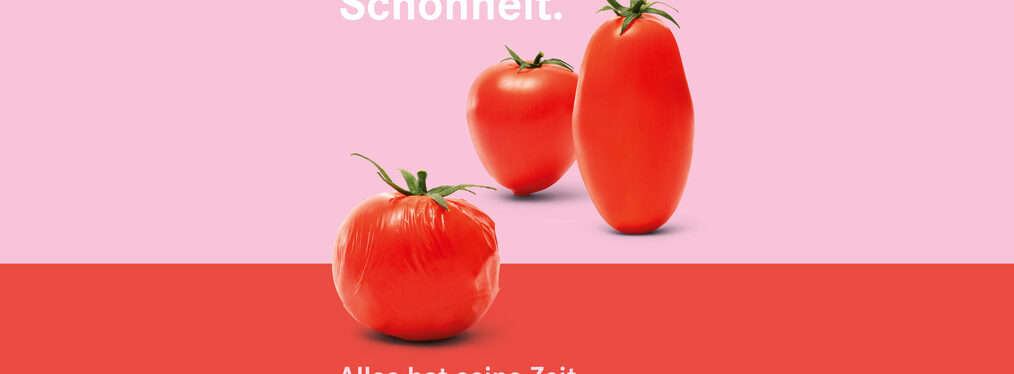 Das Bild zeigt eine ältere schrumpelige Tomate vor zwei frischen Tomaten. Text: "Alter vor Schönheit."