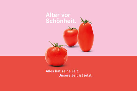 Das Bild zeigt eine ältere schrumpelige Tomate vor zwei frischen Tomaten. Text: "Alter vor Schönheit."