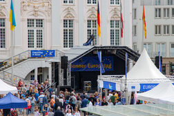 Stände und eine Bühne vor dem Alten Rathaus