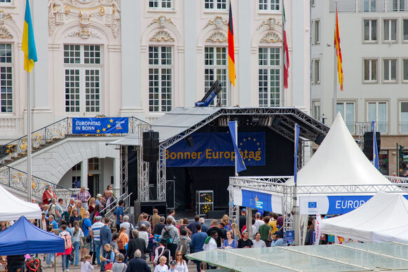 Stände und eine Bühne vor dem Alten Rathaus