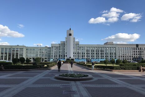 Großer Platz und ein weitgestrecktes Gebäude in Minsk