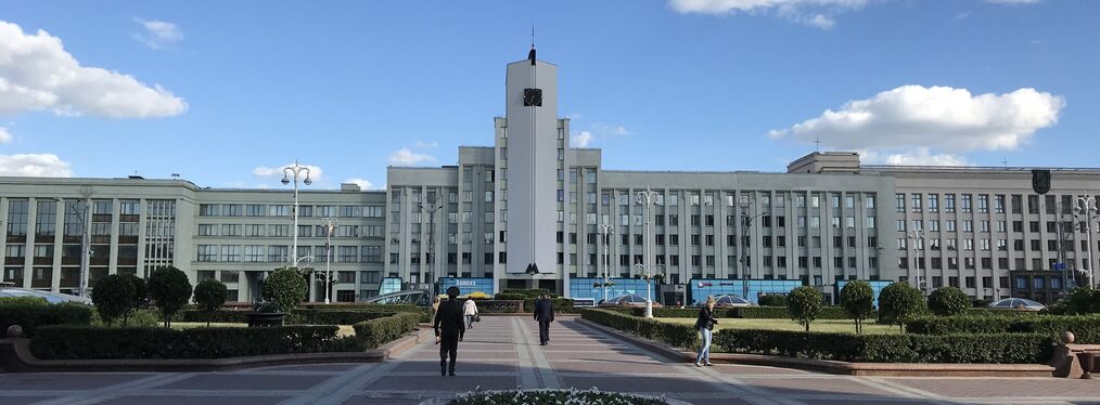 Großer Platz und ein weitgestrecktes Gebäude in Minsk