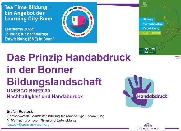 Das Plakat zur Veranstaltung zeigt eine Collage mit einer Teetasse und einem Handabdruck