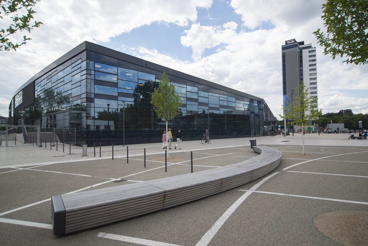 Am Platz der Vereinten Nationen liegt das Hauptgebäude des World Conference Center Bonn, das im Juni 2015 feierlich eröffnet wurde.