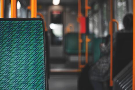 Innenraum einer Straßenbahn in Bonn.