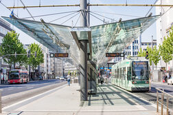 Eine Stadtbahn hält an einer barrierefreien Haltestelle.