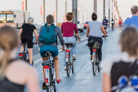 Radfahrende auf der Kennedybrücke.