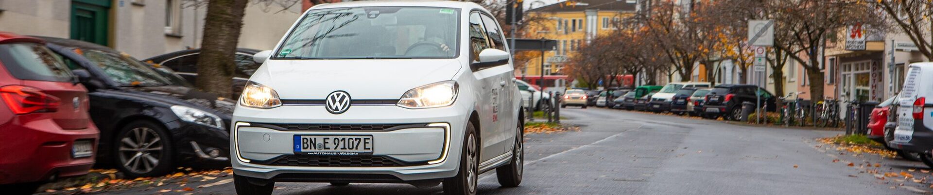 VW e-Up Elektroauto fährt durch eine Straße