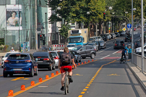 Ab sofort darf am Ende der Viktoriabrücke nicht mehr rechts in die Bornheimer Straße abgebogen werden.