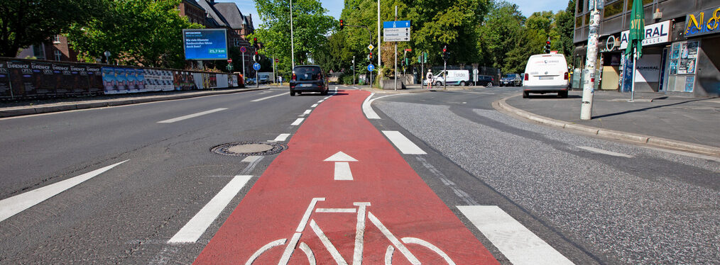 Besonders auffällig markierte Radwege sollen die Sicherheit für FahrradfahrerInnen erhöhen.