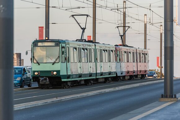 Ein Zug von SWB Bus und Bahn auf der Kennedybrücke