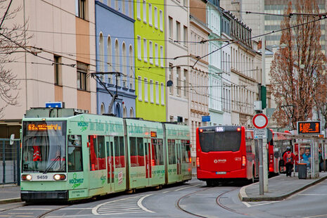 Eine Straßenbahn und ein Bus begegnen sich