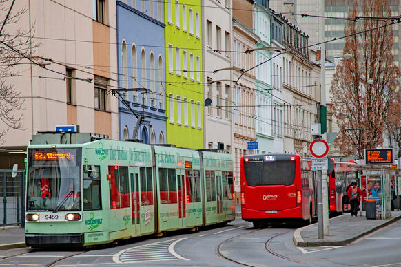 Eine Straßenbahn und ein Bus begegnen sich