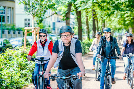 Radfahrende unterwegs zu ihrem Arbeitsplatz.