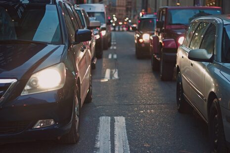 Autos stehen auf einer Straße im Stau.