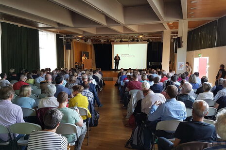 Ein gefüllter Saal beim Bürgerdialog zur Seilbahn im Jahr 2017