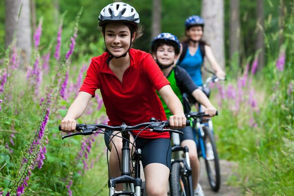 Kinder sind mit Mountainbikes in der Natur unterwegs