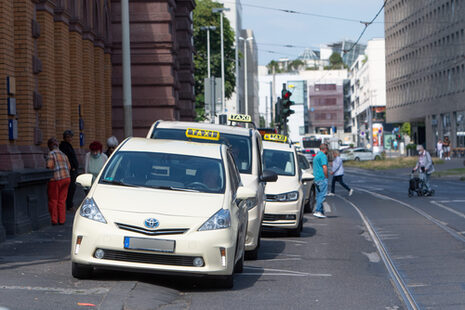 Vor dem Bonner Hauptbahnhof warten Taxen auf Kunden