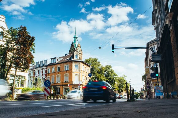 Verschwommene Sicht aus der Froschperspektive auf Autos, welche die Reuterstraße befahren