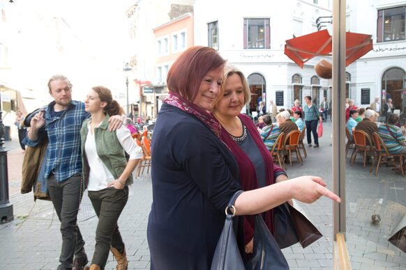 Zwei Frauen beim Einkaufsbummel in der Fußgängerzone