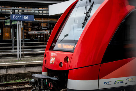 Ein Triebwagen steht im Bonner Hauptbahnhof